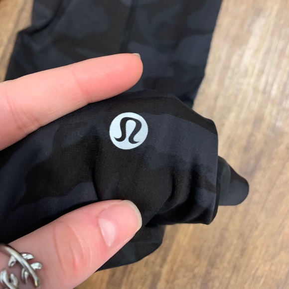 Lululemon Fast and Free Crop 19” size 4 Camo - Picture 3 of 4